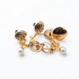 A COLLECTION OF GOLD EARRINGS Buttons, knobs, pearls etc. (5)