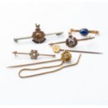 A COLLECTION OF BROOCHES Various shapes, stone (i.e.lapis lazuli, pearl etc.) and carats (6)