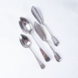 A VICTORIAN FIDDLE, THREAD AND SHELL SILVER TEASPOON, MUSTARD SPOON AND TWO PLATED TEASPOONS  The