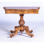 A VICTORIAN WALNUT FOLDOVER CARD TABLE, 2ND HALF 19TH CENTURY With shaped moulded rim, swivel action