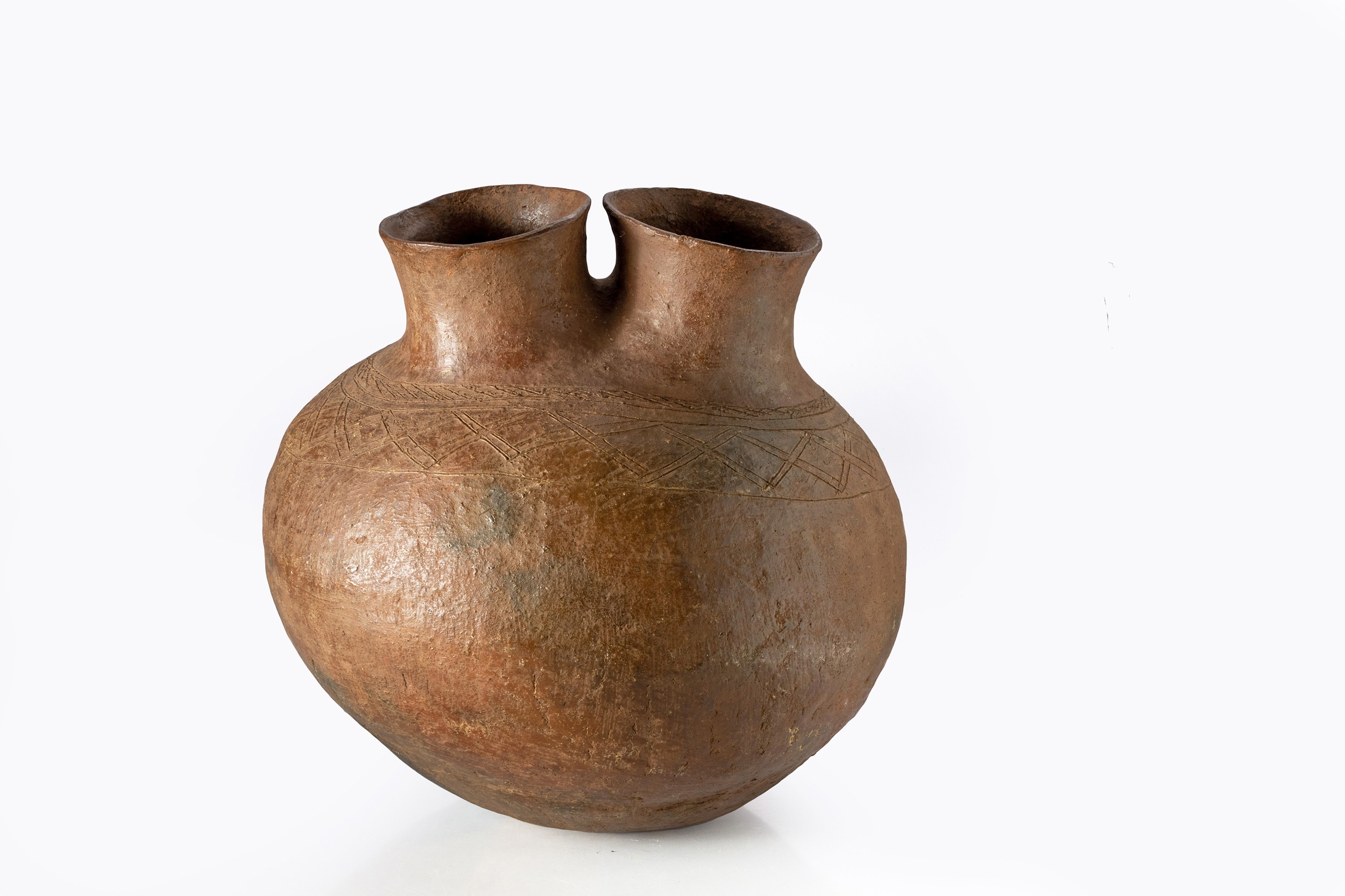 AN NDAU TERRA COTTA DOUBLE-MOUTHED BEER VESSEL, MBIDZIRO, CHIKOWORE DISTRICT, ZIMBABWE, CIRCA 1950