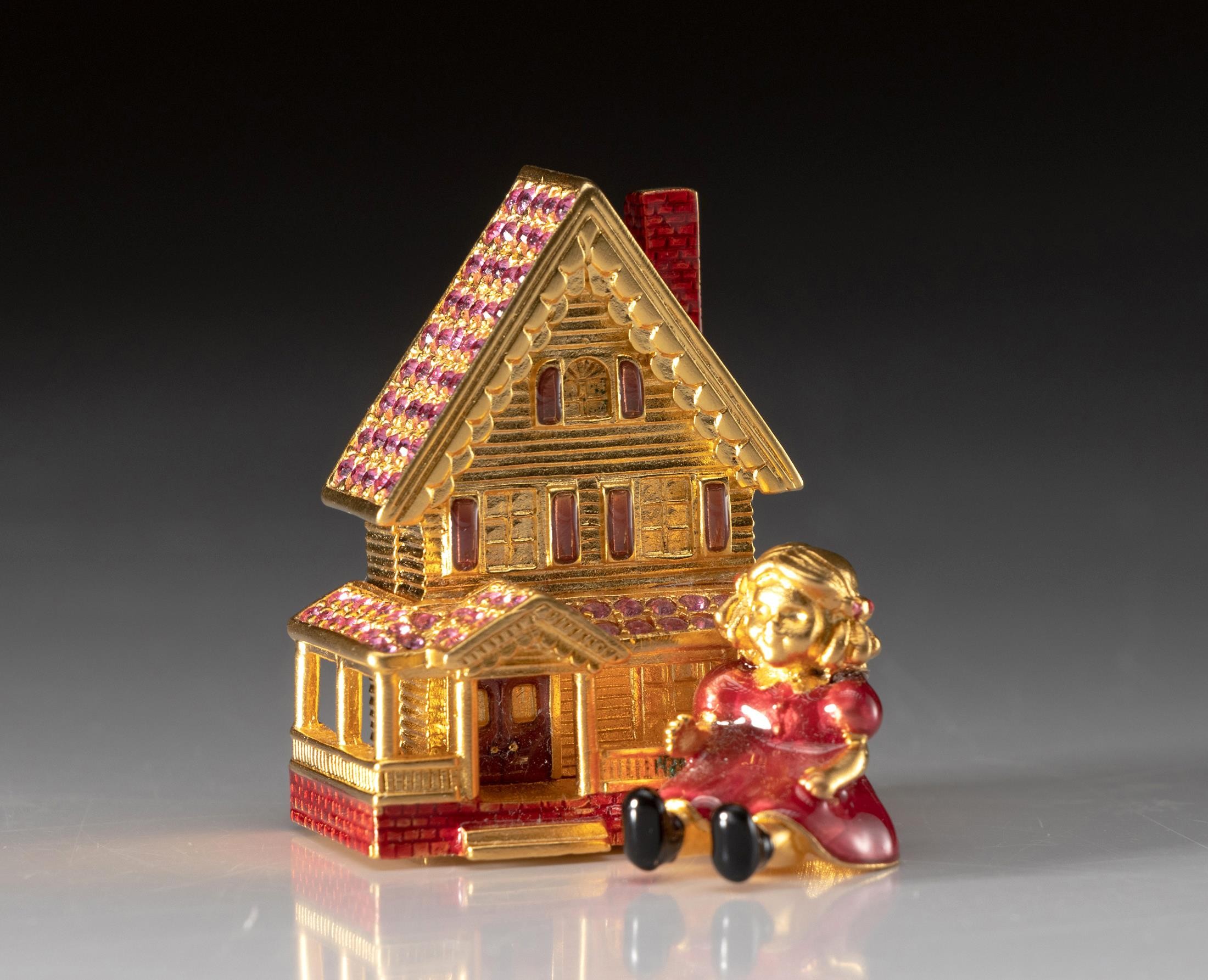 AN ESTEE LAUDER SOLID PERFUME COMPACT, VICTORIAN DOLL HOUSE, 2001