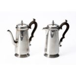 A GEORGE V SILVER COFFEE POT AND HOT WATER POT, EDWARD BARNARD AND SONS LTD, BIRMINGHAM, 1921