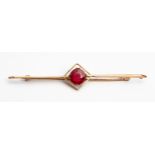 A GARNET BAR BROOCH, CIRCA 1930