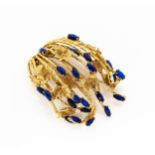 AN 18CT GOLD AND LAPIS LAZULI BROOCH