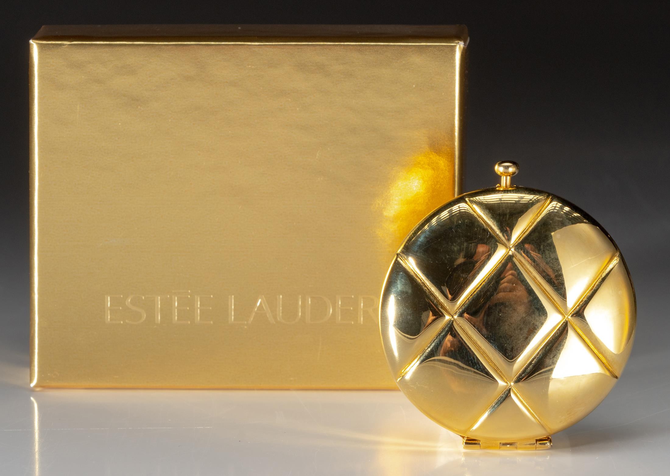 AN ESTEE LAUDER POWDER COMPACT, CLASSIC QUILT, ROUND SHAPE - Bild 2 aus 2