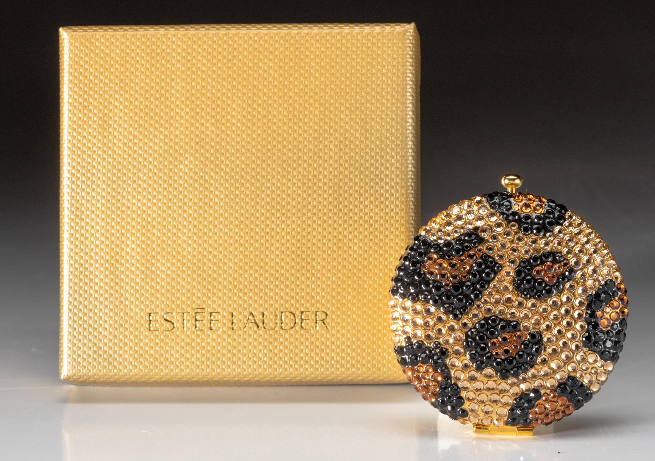 AN ESTEE LAUDER POWDER COMPACT, LUSTROUS LEOPARD COMPACT, 2005 - Bild 2 aus 2