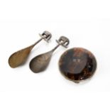 A TORTOISESHELL POWDER COMPACT AND TWO SHOE HORNS