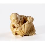 A JAPANESE IVORY FIGURAL NETSUKE, MEIJI PERIOD, 1868 - 1912