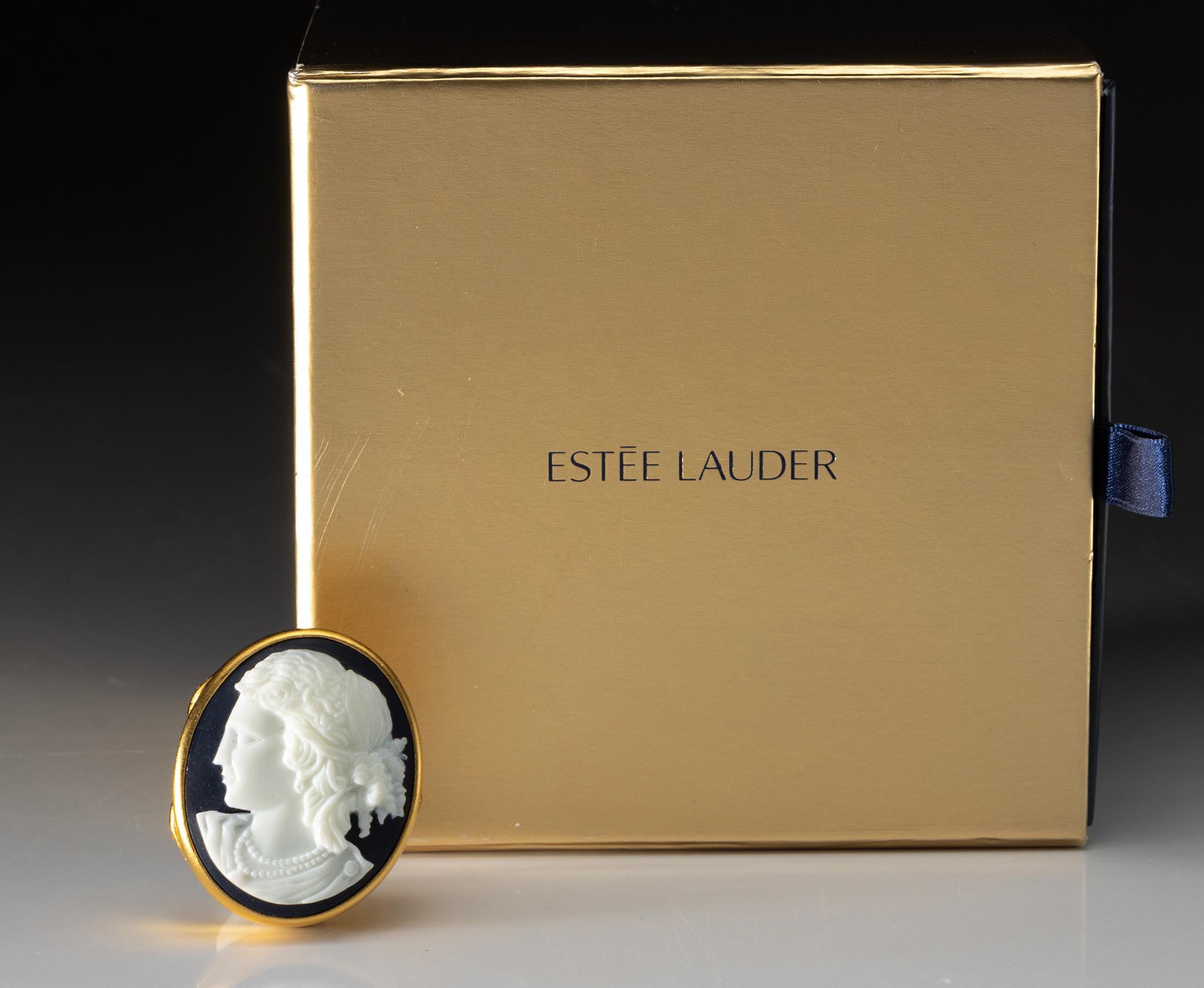 AN ESTEE LAUDER SOLID PERFUME COMPACT, TIMELESS CAMEO, 2010 - Bild 2 aus 2