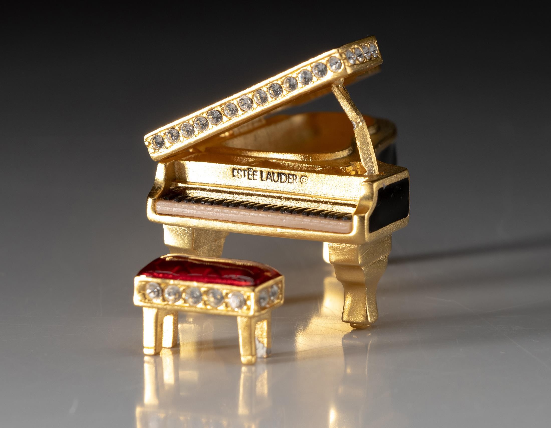 AN ESTEE LAUDER SOLID PERFUME COMPACT, BABY GRAND, 2000