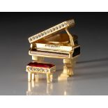 AN ESTEE LAUDER SOLID PERFUME COMPACT, BABY GRAND, 2000