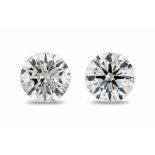 A PAIR OF ROUND BRILLIANT CUT DIAMONDS 0,50 CARATS