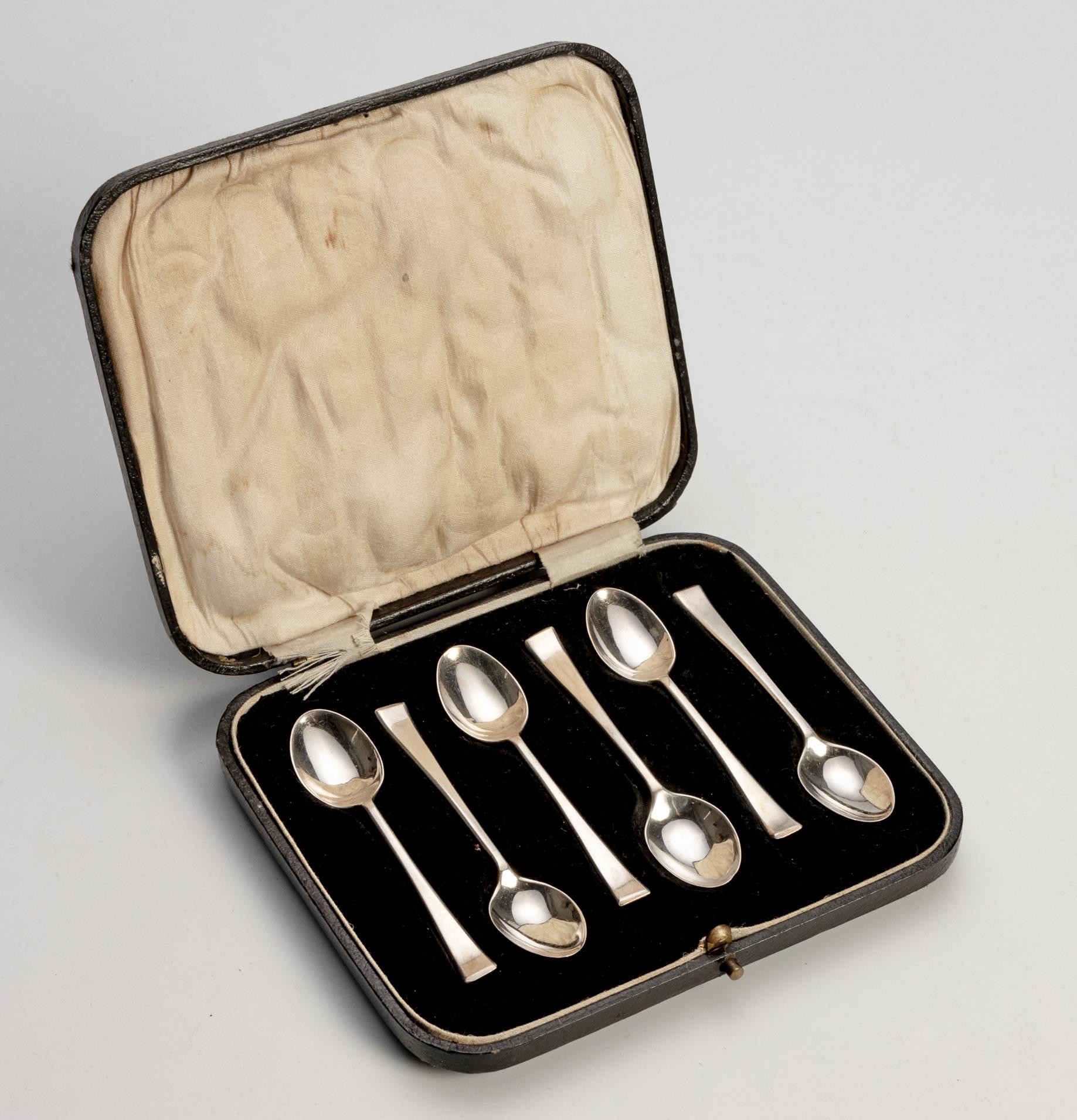 A GEORGE V CASED SILVER SET OF SIX MOCHA SPOONS, WILLIAM HUTTON AND SONS LTD, SHEFFIELD, 1929