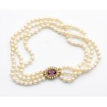 A TRIPLE-STRAND PEARL CHOKER