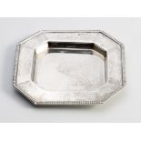 A GEORGE VI SILVER ASHTRAY, GOLDSMITHS AND SILVERSMITHS COMPANY, LONDON, 1938