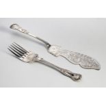 A PAIR OF VICTORIAN SILVER KINGS PATTERN FISH SERVERS, ELKINGTON AND CO, BIRMINGHAM, 1882