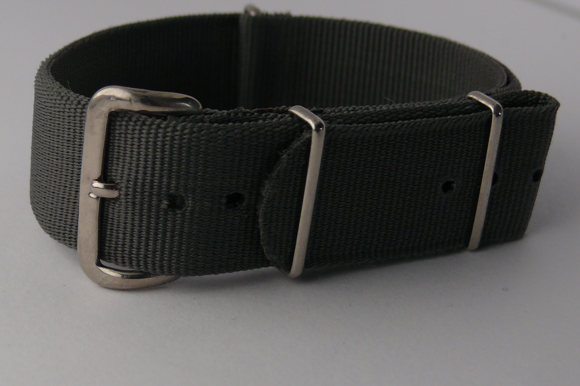 Vintage British Military MOD Admiralty Grey NATO Strap that measures 18mm in width. This can be used