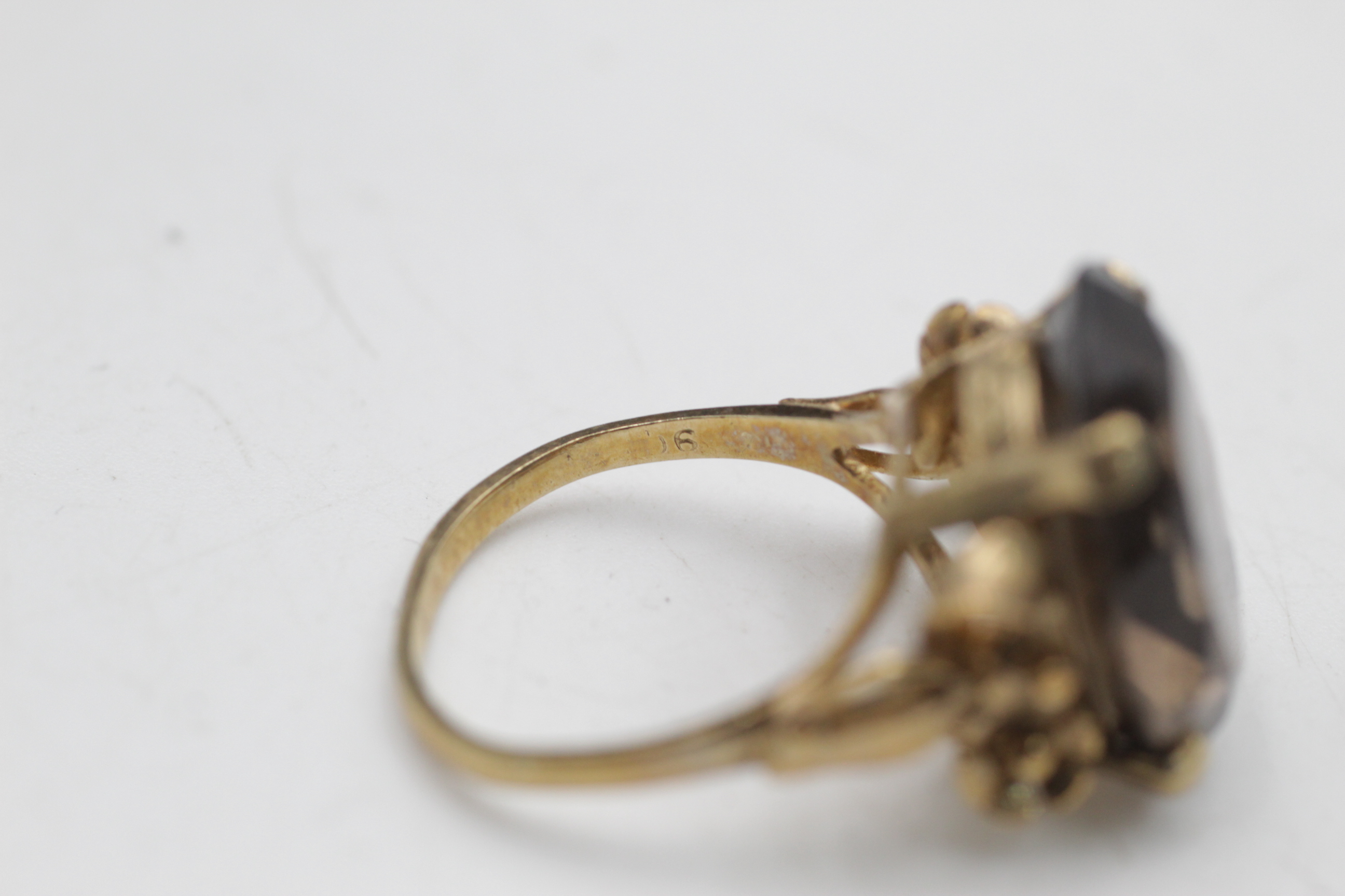 9ct gold vintage smoky quartz solitaire ornate floral setting cocktail ring (5.5g) - Image 5 of 5