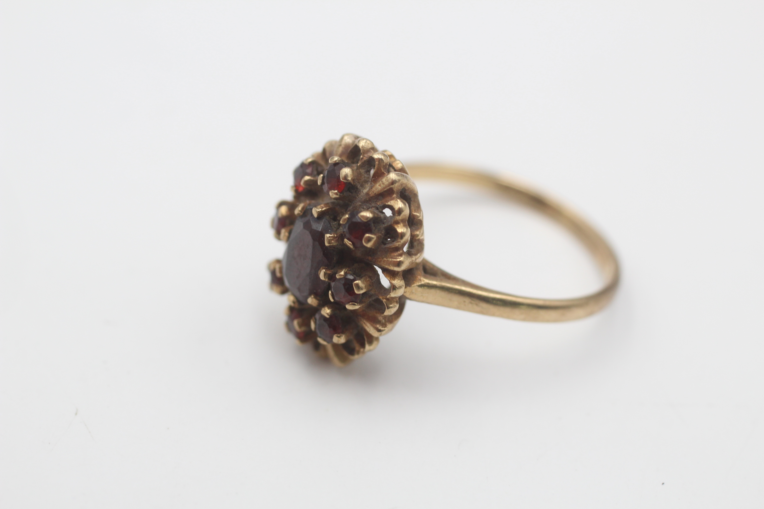9ct gold vintage garnet halo dress ring (3.7g) - Image 2 of 6