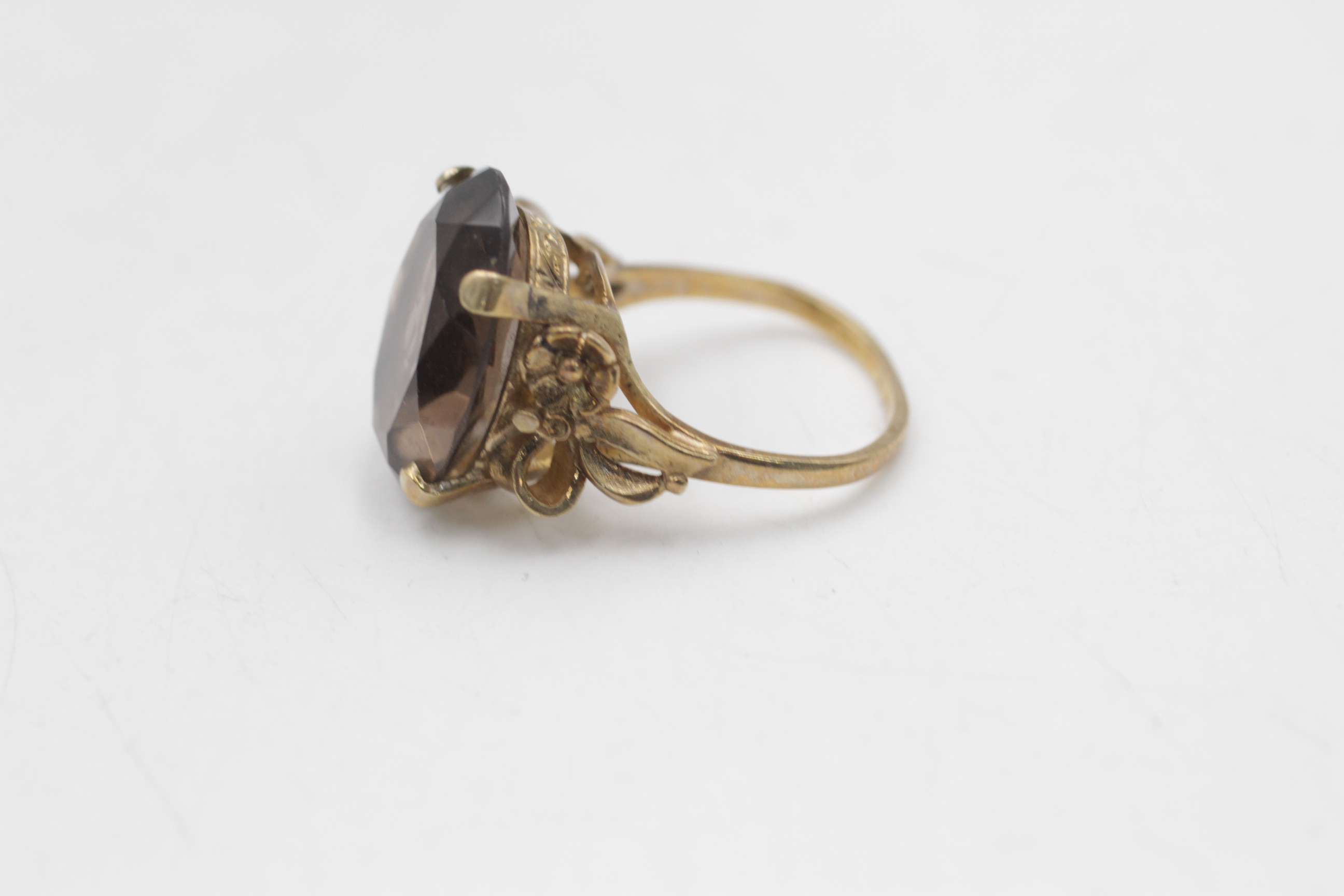 9ct gold vintage smoky quartz solitaire ornate floral setting cocktail ring (5.5g) - Image 2 of 5