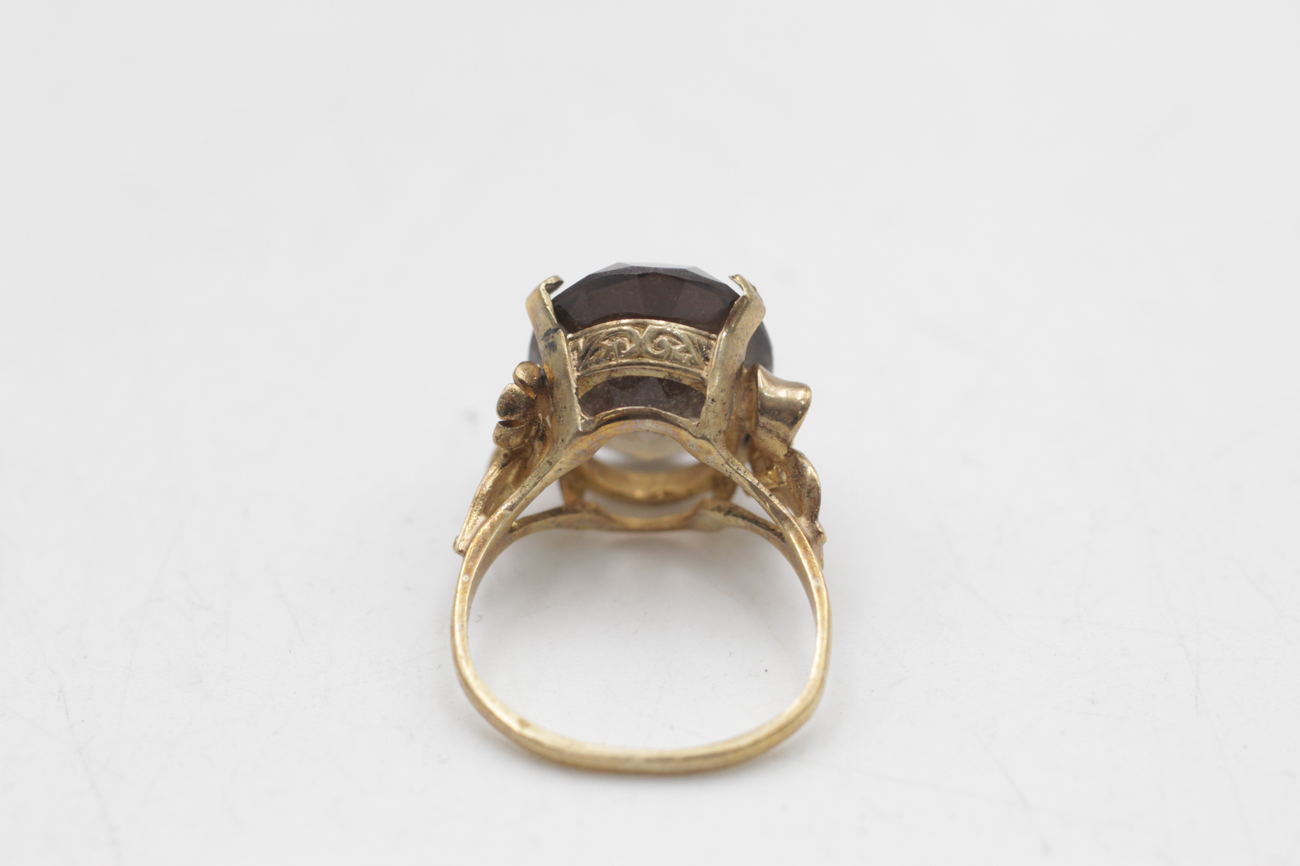 9ct gold vintage smoky quartz solitaire ornate floral setting cocktail ring (5.5g) - Image 3 of 5