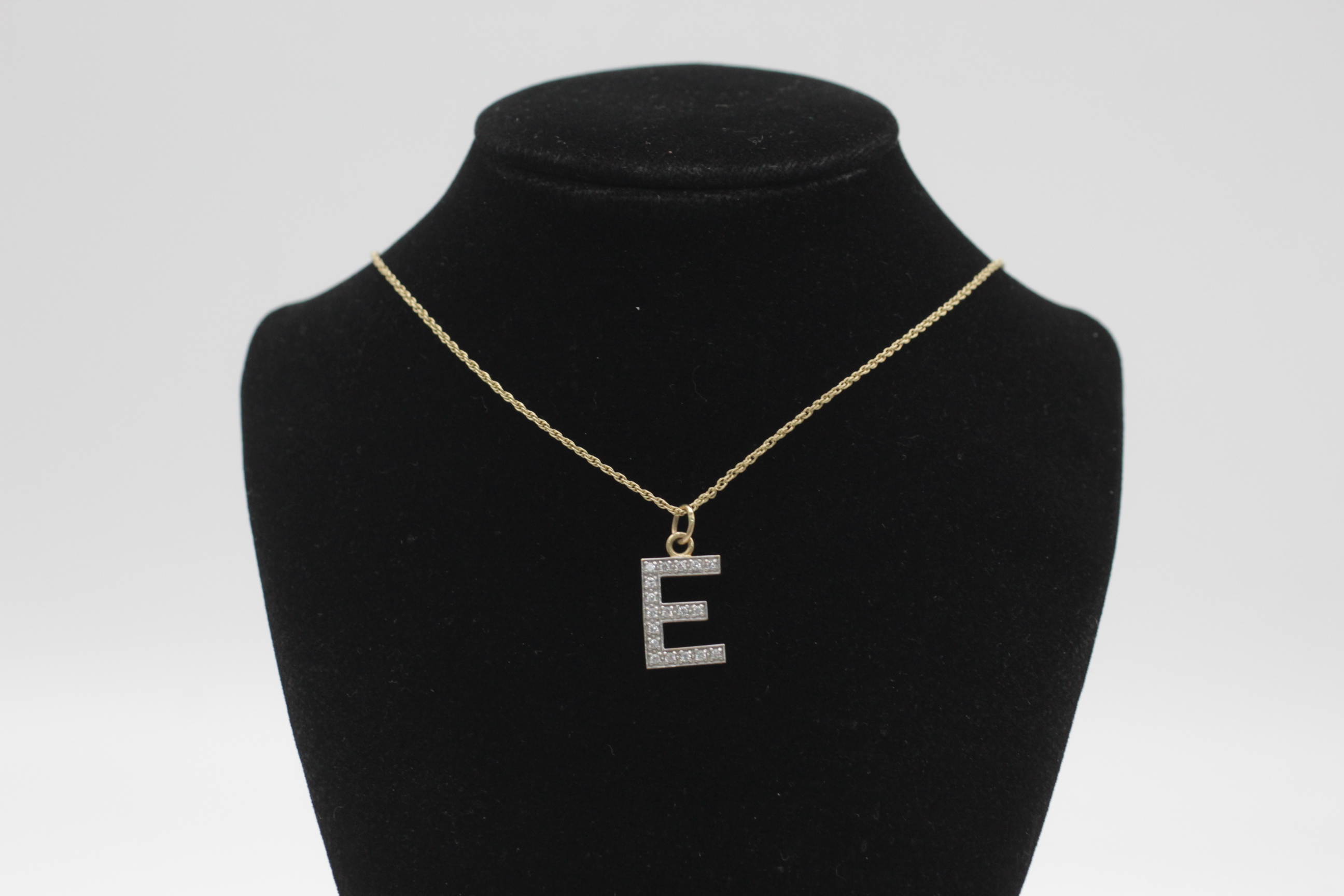 9ct gold vintage clear gemstone set "E" initial letter pendant necklace (2.7g)