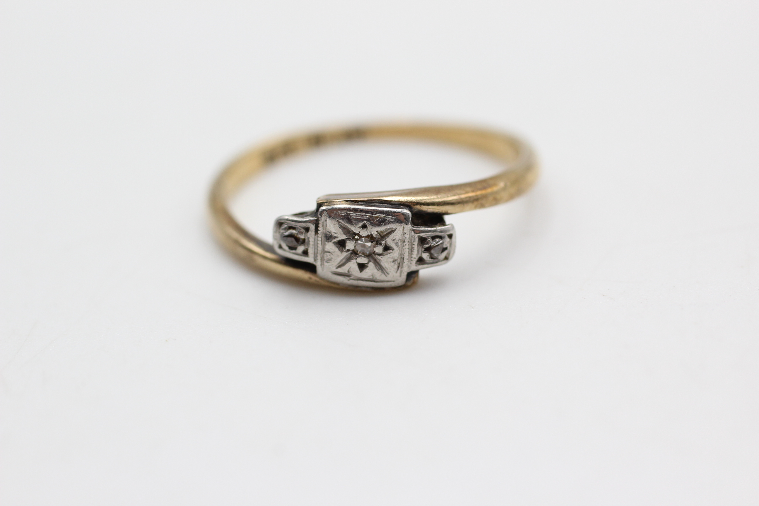 9ct gold & platinum vintage diamond three stone ring (2.2g) - Image 2 of 4