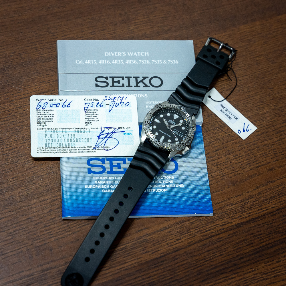 GENTLEMAN'S SEIKO DIVERS AUTOMATIC, SKX171, CIRCA. 2006 WITH PAPERS, circular black dial with - Image 2 of 3