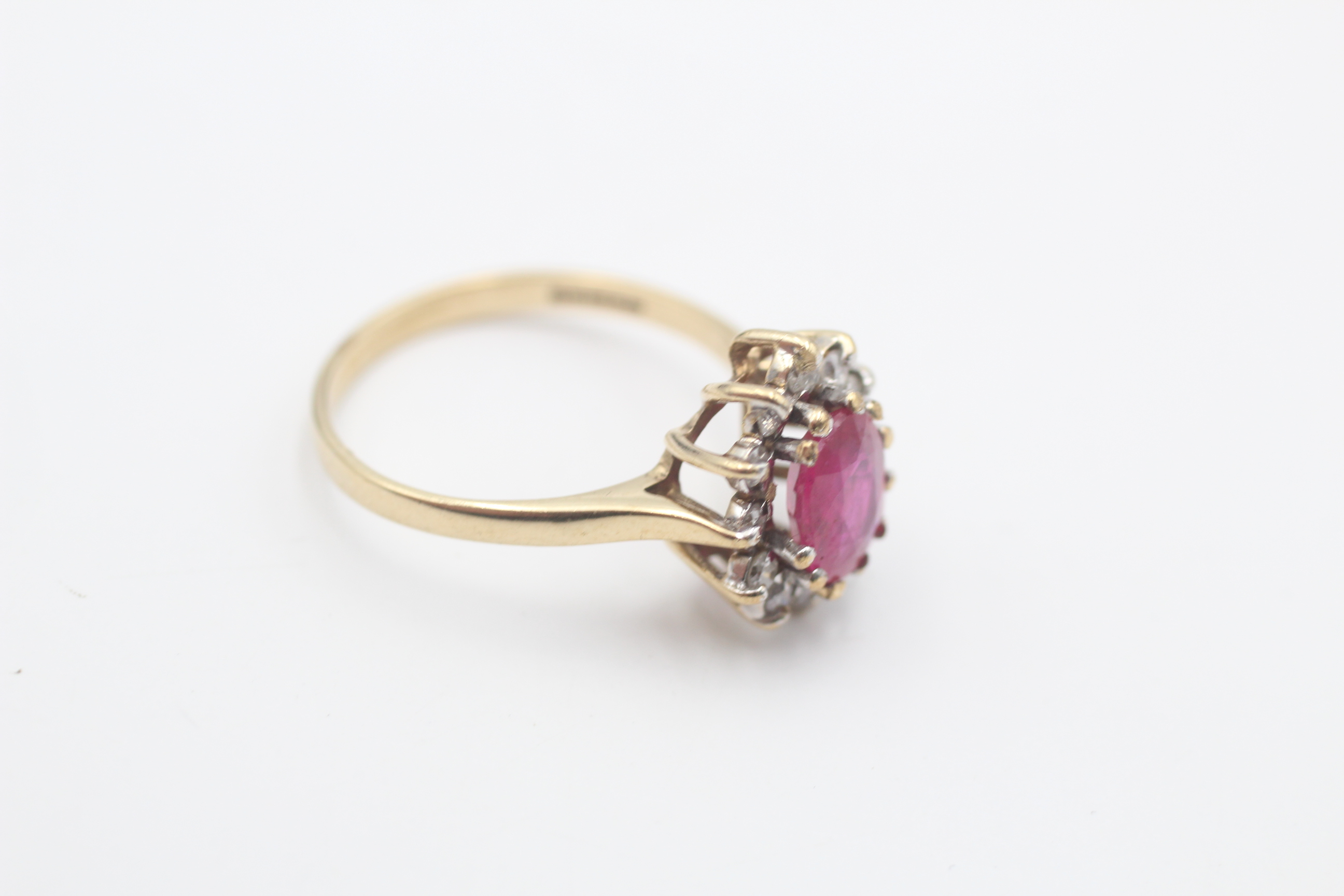 9ct gold vintage glass filled ruby & diamond halo dress ring (2.2g) - Image 3 of 5