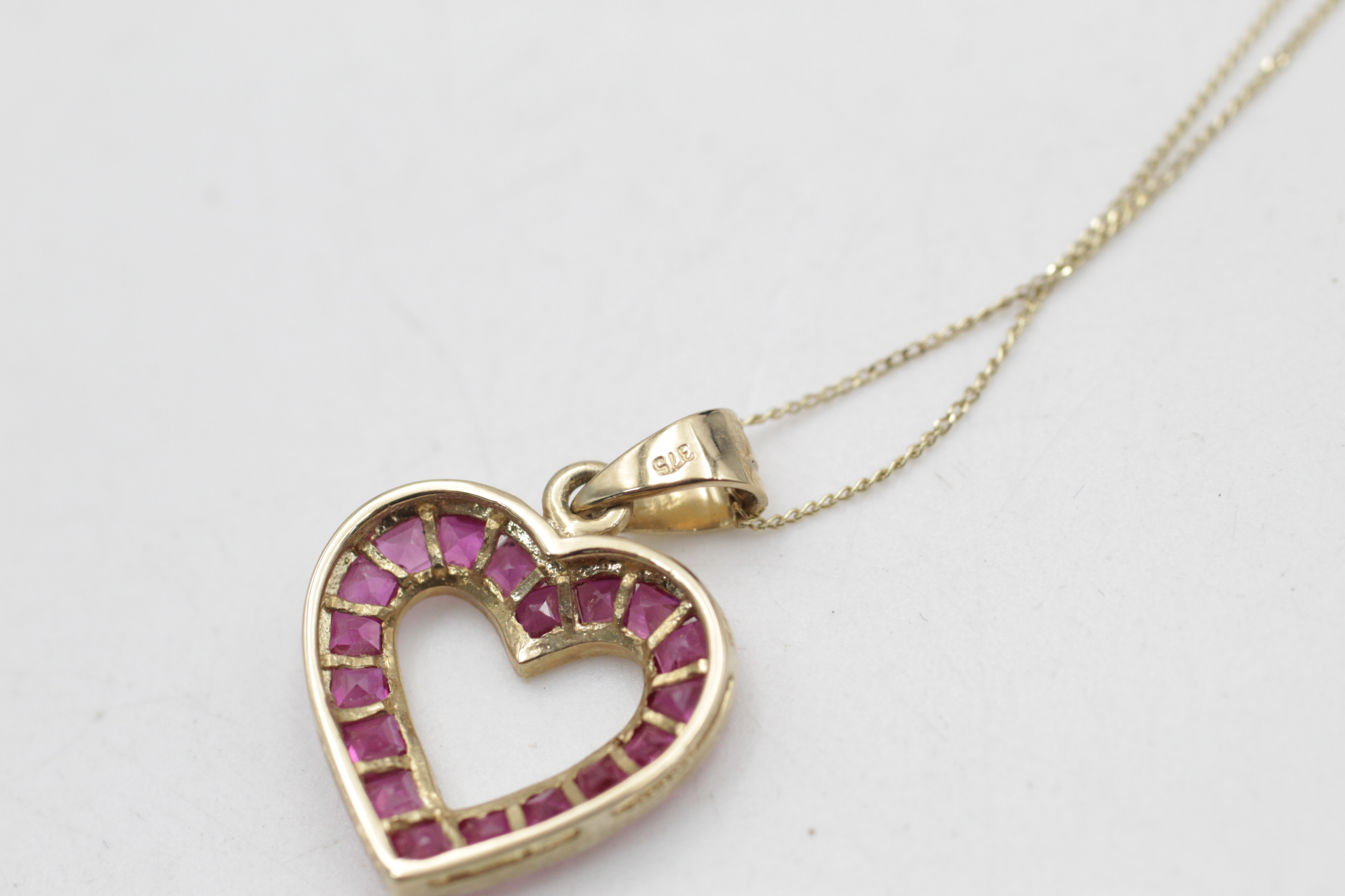 9ct gold ruby channel set open heart pendant necklace (2.1g) - Image 5 of 6