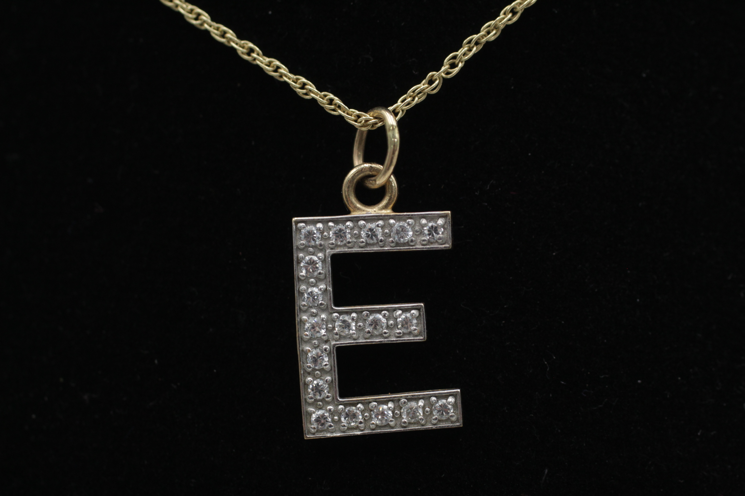 9ct gold vintage clear gemstone set "E" initial letter pendant necklace (2.7g) - Image 2 of 6