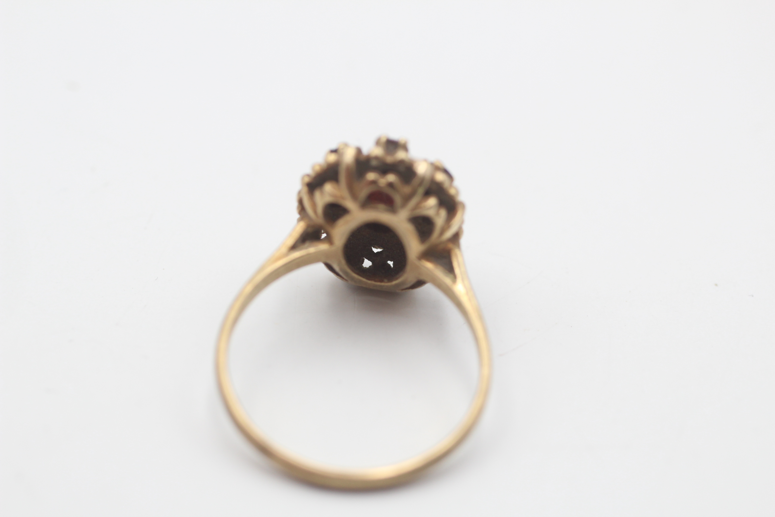 9ct gold vintage garnet halo dress ring (3.7g) - Image 4 of 6