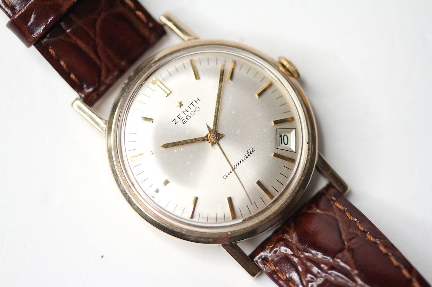 VINTAGE 9CT ZENITH 2600 AUTOMATIC WRIST WATCH, circular silver dial with baton hour markers, date