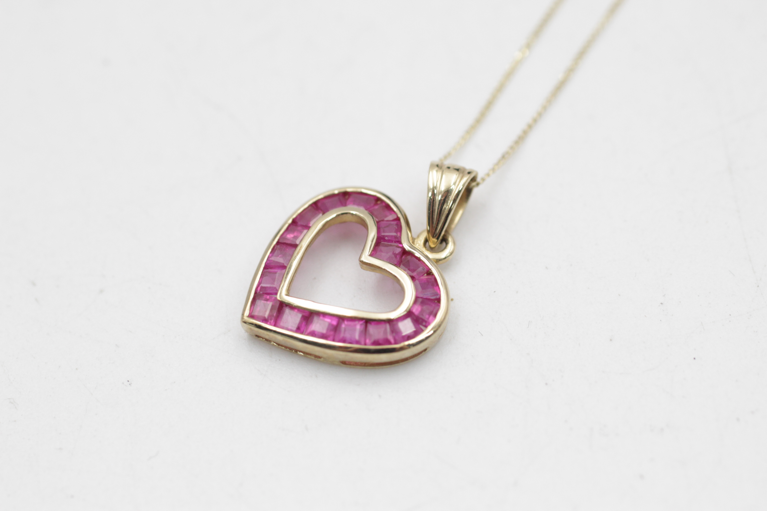 9ct gold ruby channel set open heart pendant necklace (2.1g) - Image 3 of 6