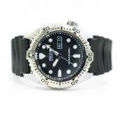 GENTLEMAN'S SEIKO DIVERS AUTOMATIC, SKX171, CIRCA. 2006 WITH PAPERS, circular black dial with