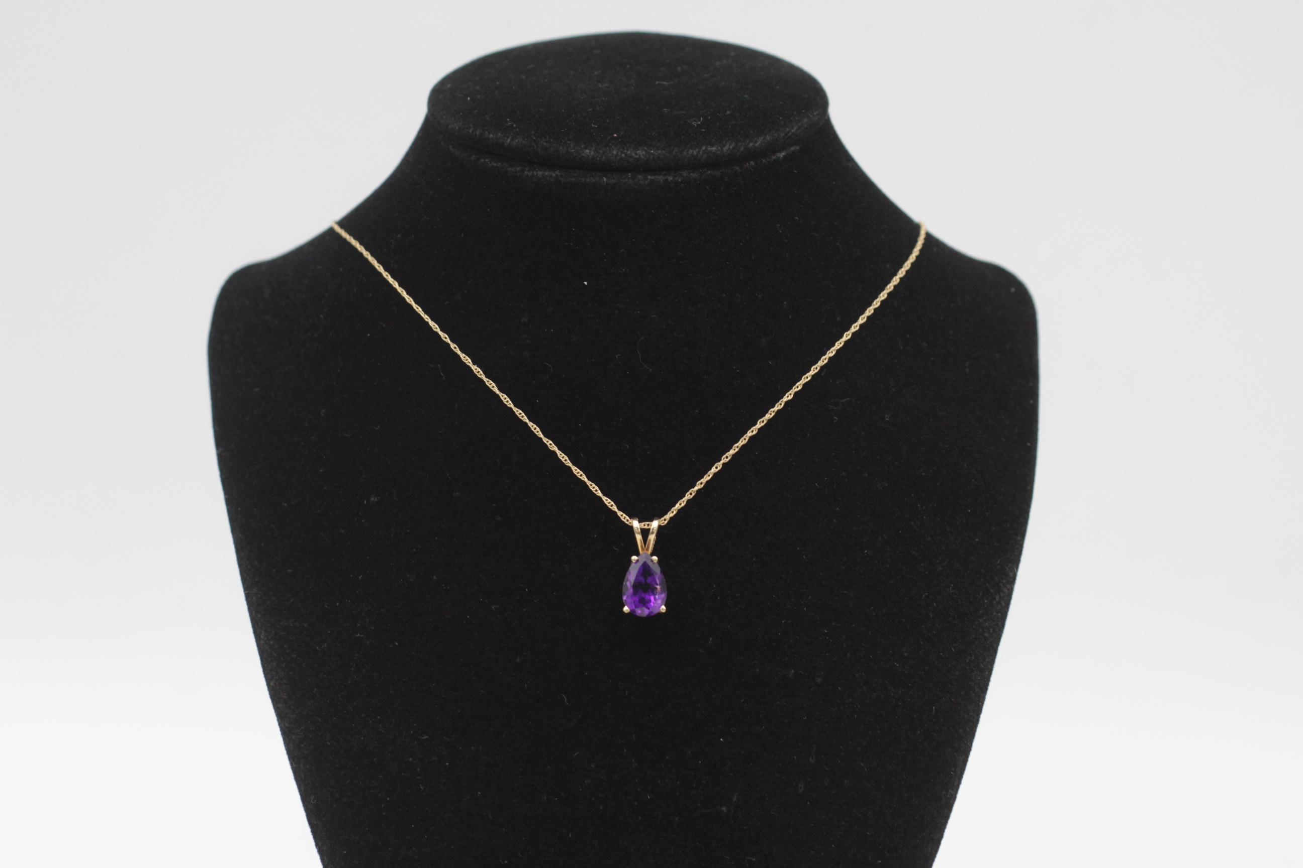 14ct gold amethyst solitaire pendant necklace (1.6g)