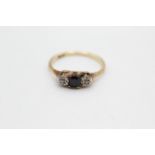 9ct gold vintage sapphire & diamond three stone dress ring (1.6g)