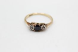 9ct gold vintage sapphire & diamond three stone dress ring (1.6g)