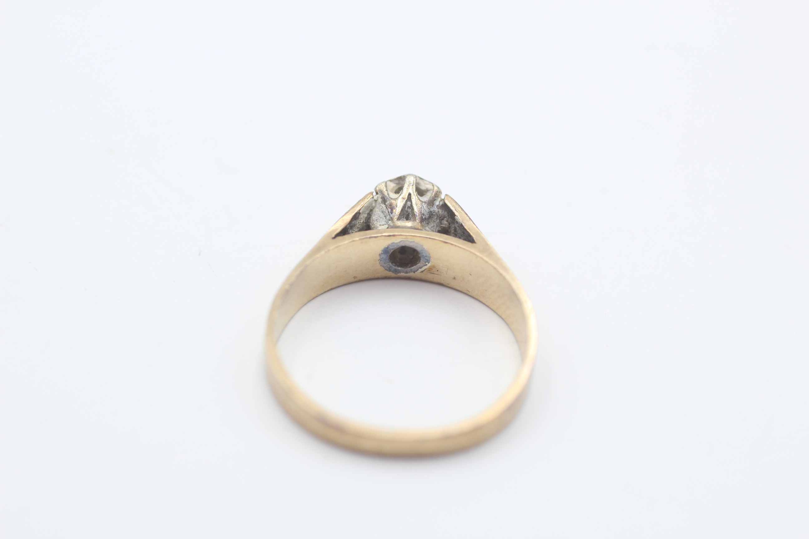9ct gold vintage diamond solitaire etched cathedral setting ring (2.3g) - Image 5 of 5