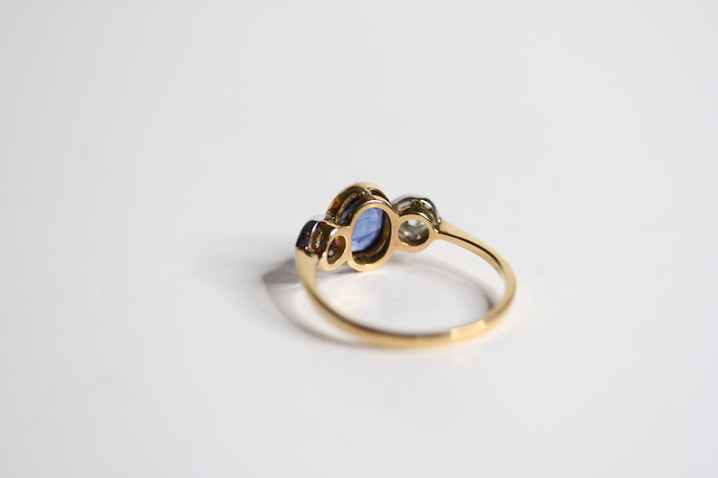 18ct Sapphire and Diamond 3 stone ring central oval sapphire bezel set in yellow gold, two outer - Image 2 of 2