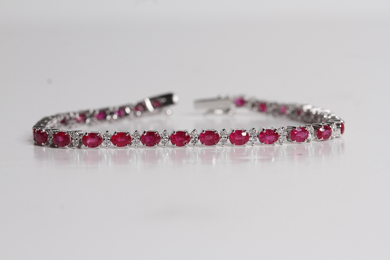 18ct Ruby and Diamond Bracelet, oval rubies 7.40ct RB diamonds 0.66ct