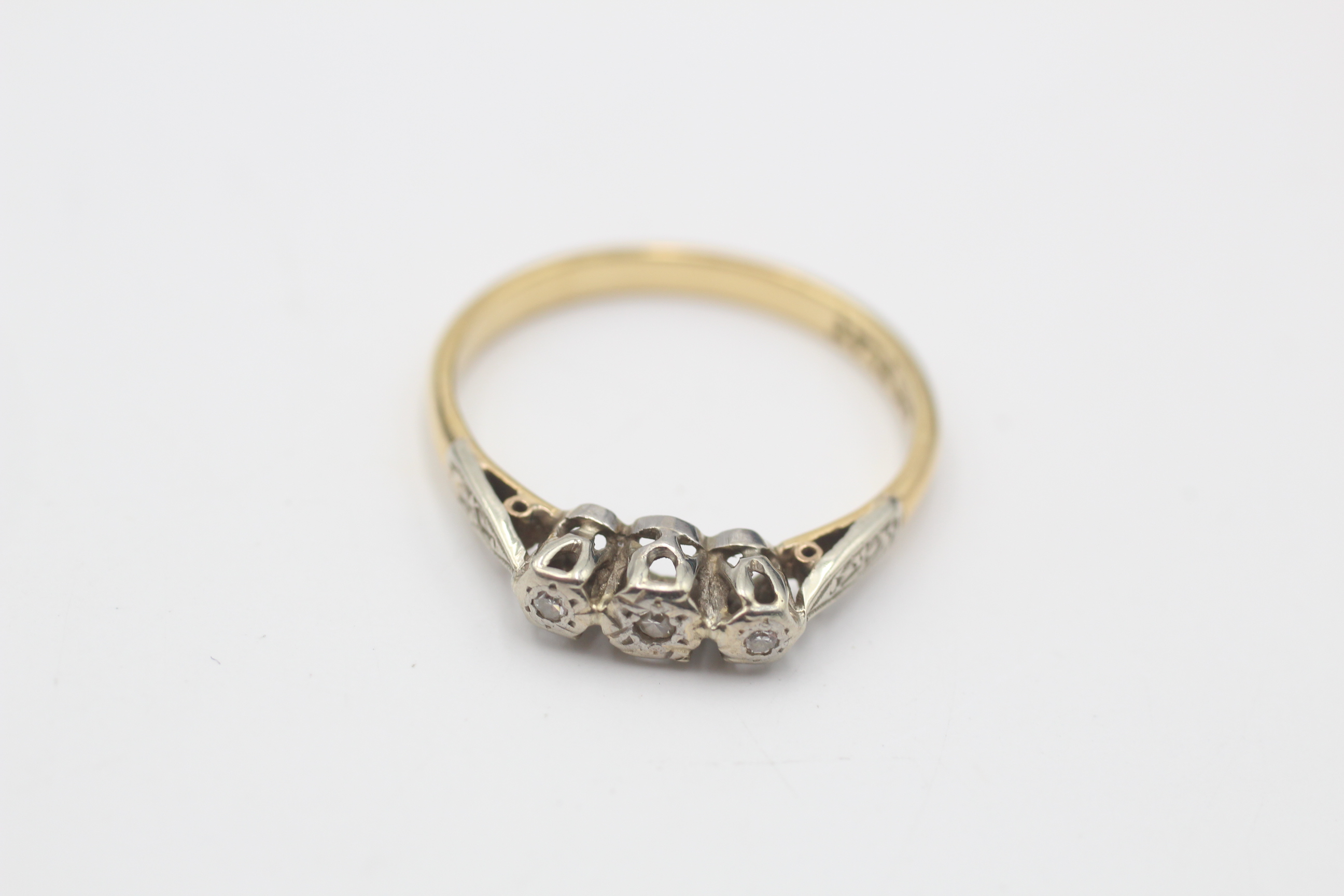 18ct gold & platinum diamond three stone cathedral setting ring (2.7g)