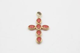 18ct gold vintage coral set cross pendant (1.2g)