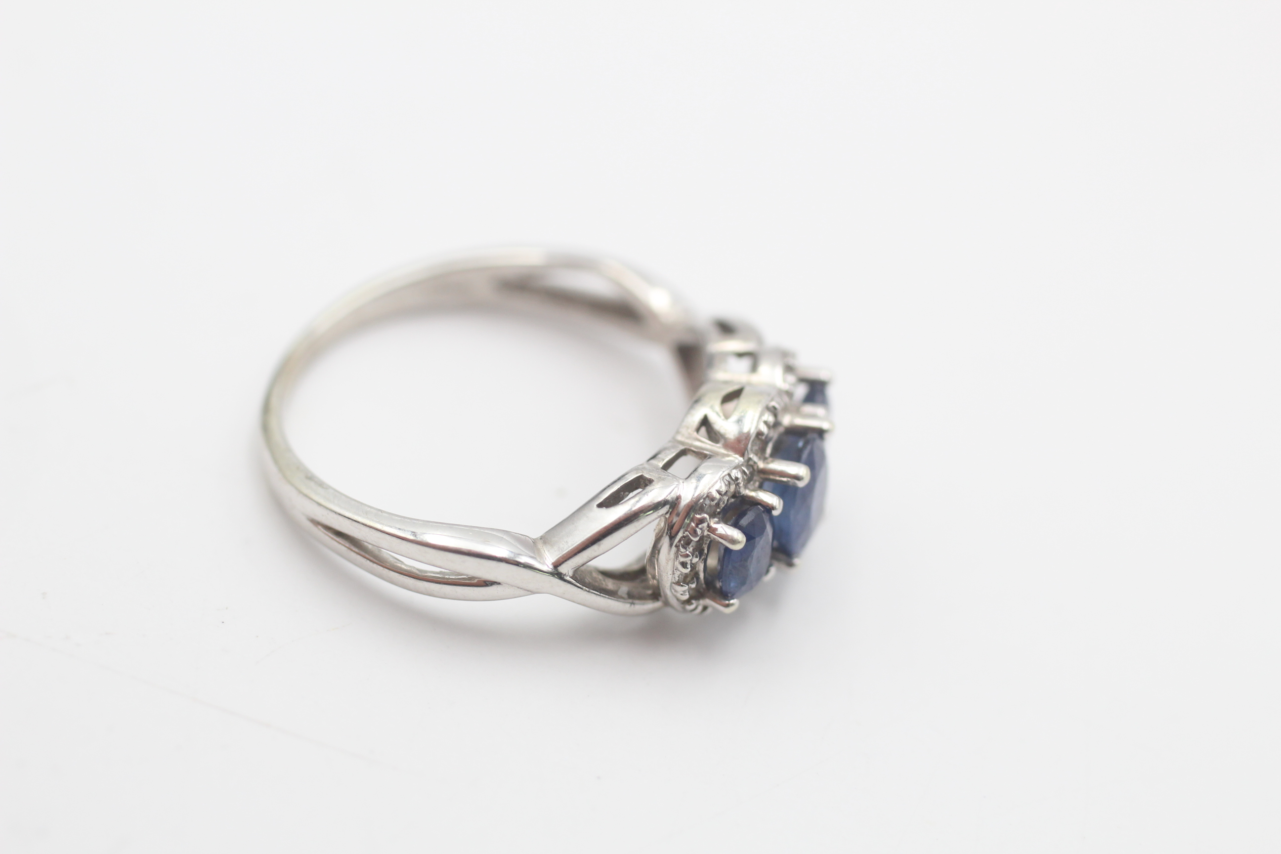 9ct white gold sapphire & diamond three stone halo ring (2.5g) - Image 3 of 4