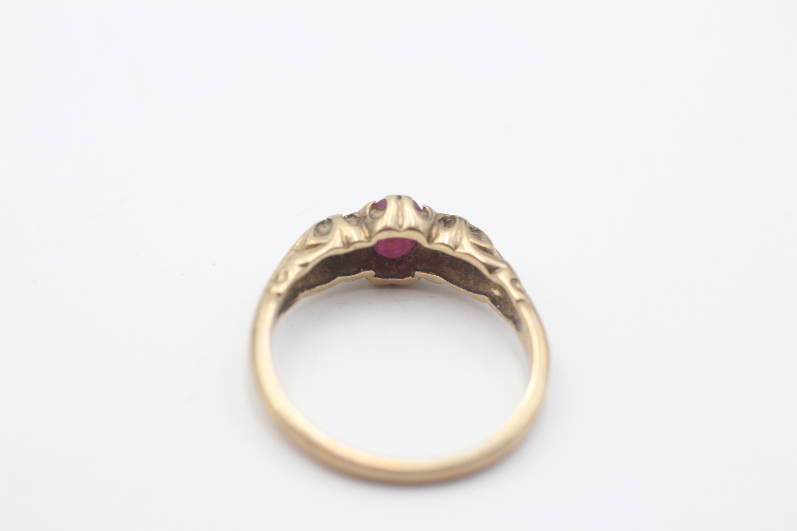 9ct gold vintage ruby & diamond three stone foliate etched gypsy setting ring (3.2g) - Image 3 of 5