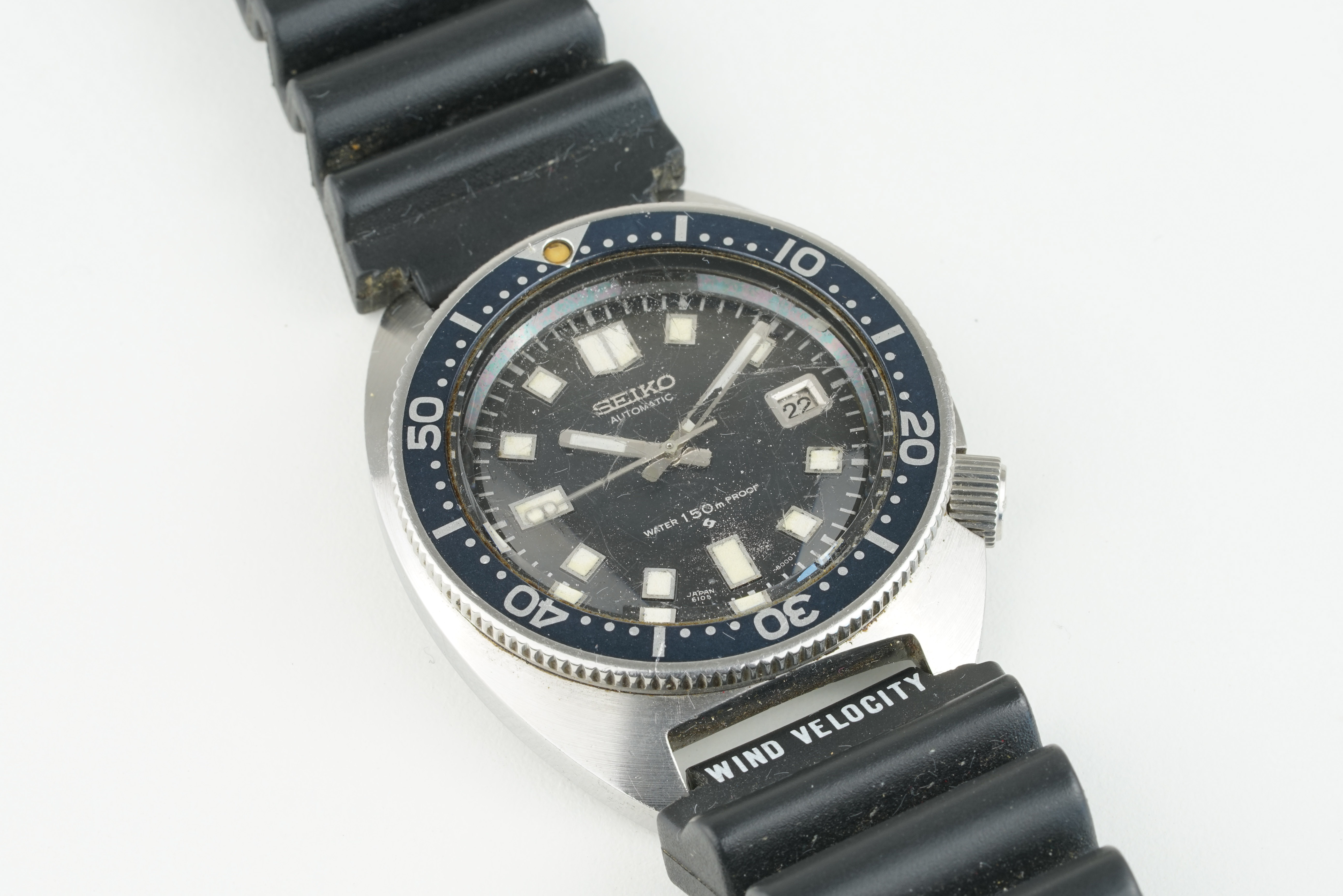 SEIKO AUTOMATIC DATE DIVER WRISTWATCH REF. 6105-8000, circular black dial with block hour markers