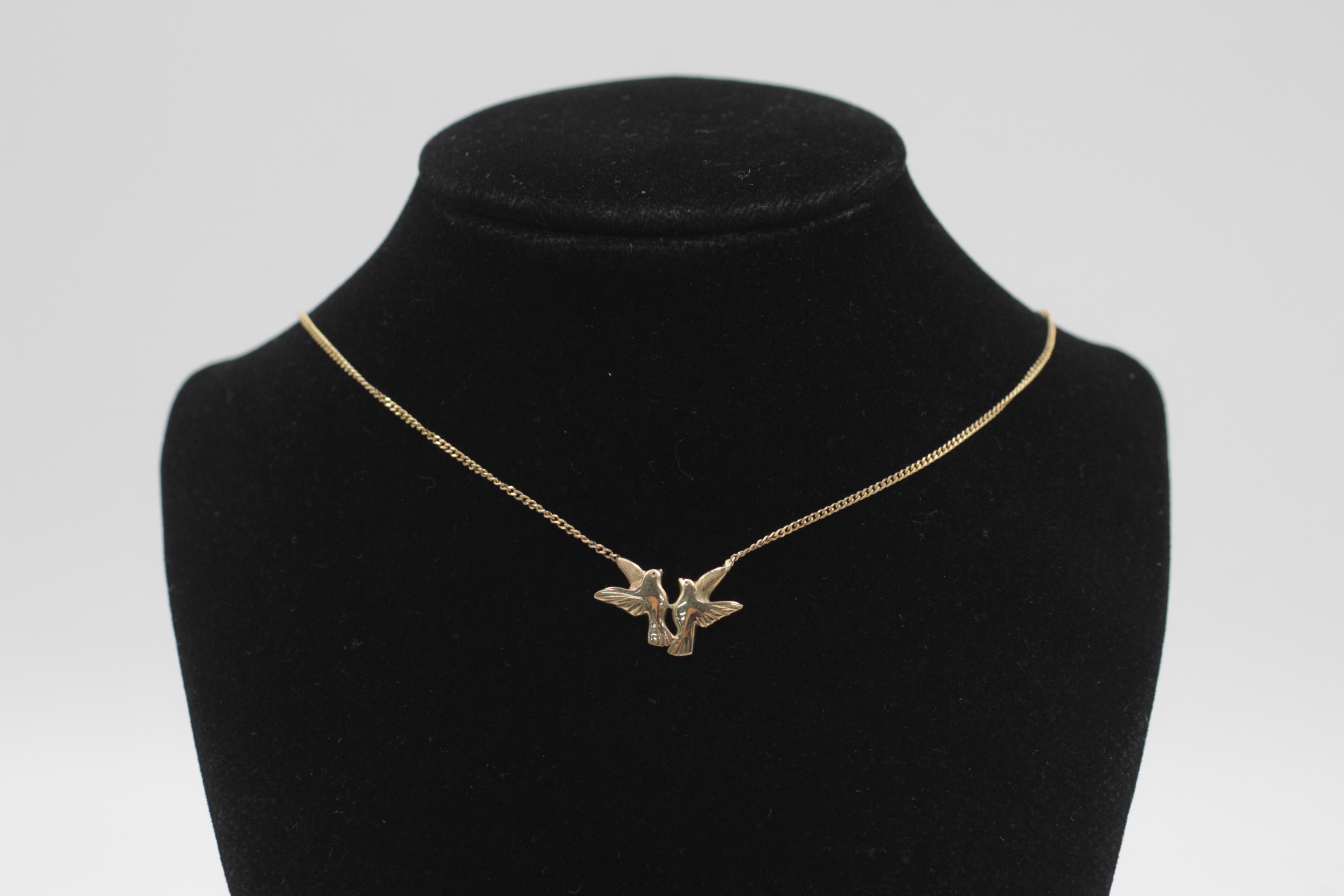 9ct gold two love birds pendant necklace (2.4g)