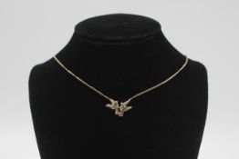 9ct gold two love birds pendant necklace (2.4g)