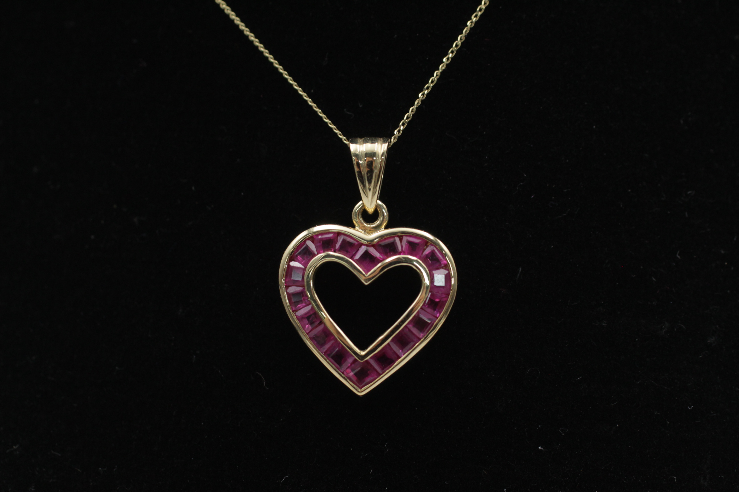 9ct gold ruby channel set open heart pendant necklace (2.1g) - Image 2 of 6